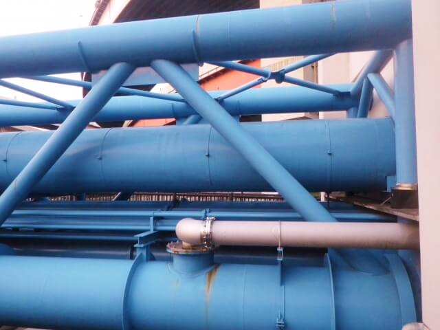 大型配管設備の側面からの眺め