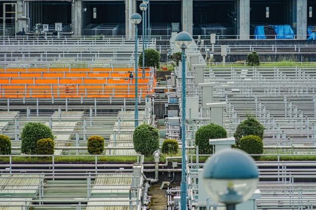 駐車場の整然とした車両配置